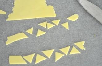 Découpez des triangles jaunes pour le bec