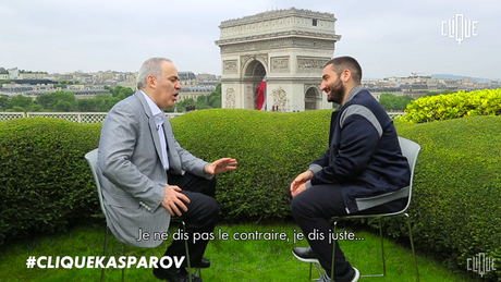 Le champion d'échecs Garry Kasparov interviewé par Mouloud Achour