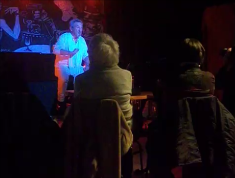 Michel Lidou sur la scène du Théâtre des Arts Vivants, au Relecq-Kerhuon, en mars 2016. 