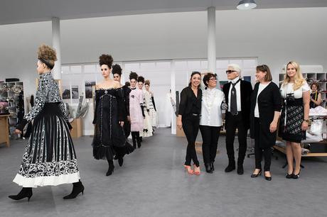 L'hommage de Karl Lagerfeld aux petites mains au défilé Haute Couture Chanel... L'hommage de Karl Lagerfeld aux petites mains au défilé Haute Couture Chanel...