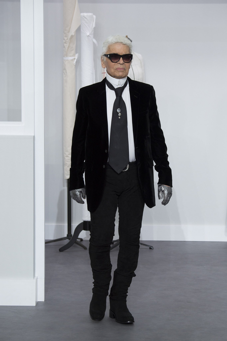 L'hommage de Karl Lagerfeld aux petites mains au défilé Haute Couture Chanel... L'hommage de Karl Lagerfeld aux petites mains au défilé Haute Couture Chanel...
