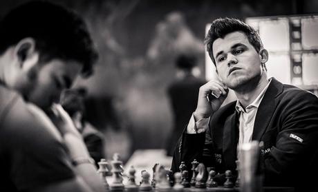 Défaite surprise en 17 coups du champion du monde en titre, Magnus Carlsen qui laisse une pièce au 12ème coup contre l'Américain Hikaru Nakamura - Photo © Lennart Ootes