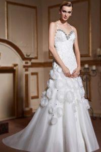 Comment acheter une robe de mariage unique en ligne Robe de mariée trompette avec bretelles fines tour de cou jupe bordée de fleurs fait main