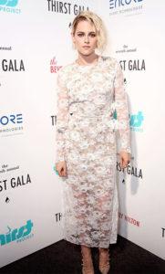 Kristen Stewart dans robe dentelle blanche