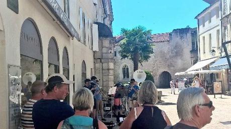 « Cela fait longtemps qu’on joue dans la rue, on aime bien ! » « Cela fait longtemps qu’on joue dans la rue, on aime bien ! »