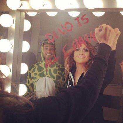 Cet homme s’incruste sur les photos des stars Cet homme s’incruste sur les photos des stars