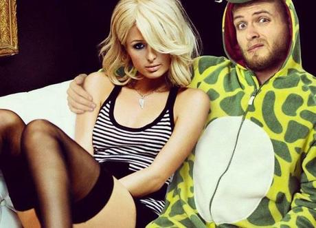 Cet homme s’incruste sur les photos des stars Cet homme s’incruste sur les photos des stars