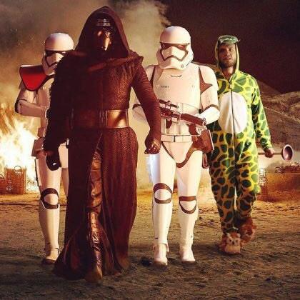 Cet homme s’incruste sur les photos des stars Cet homme s’incruste sur les photos des stars