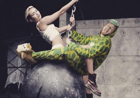 Cet homme s’incruste sur les photos des stars Cet homme s’incruste sur les photos des stars