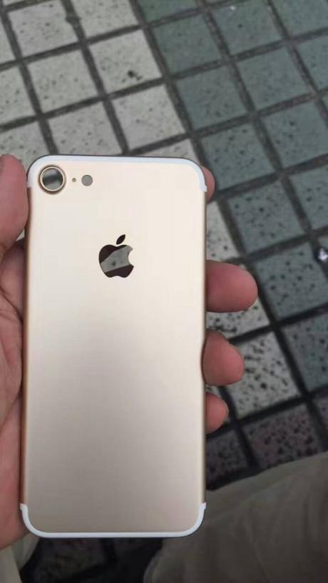 iPhone 7 : nouvelle photo de la coque arrière de couleur Or iphone-7-coque-arriere-or-nowhereelse