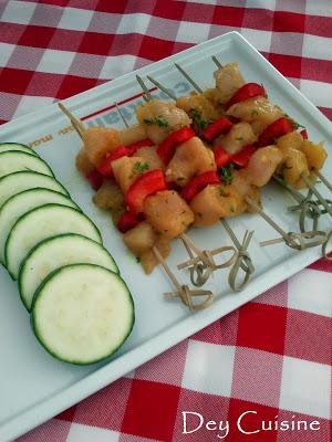 Duo de brochettes : yakitori o'hokkaido & poulet aux légumes grillés Duo de brochettes : yakitori o'hokkaido & poulet aux légumes grillés