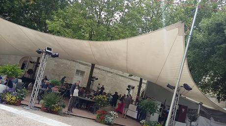 Derrière la voile Derrière la voile