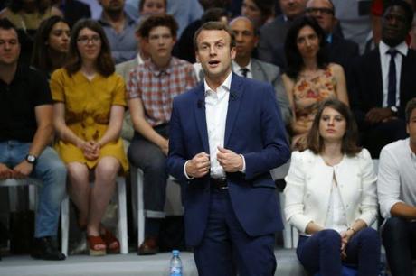 POLITIQUE Emmanuel Macron marche