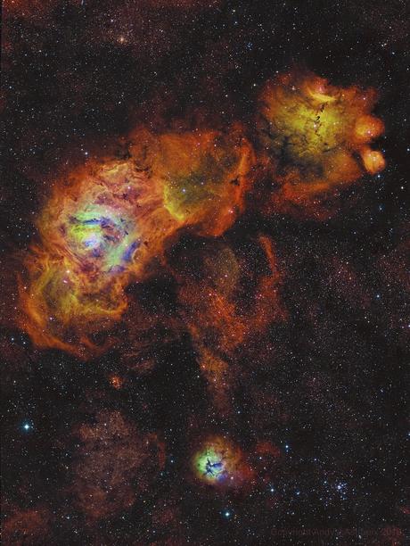 Les fleurs du Sagittaire : en haut à gauche, la nébuleuse de la Lagune (M 8), à droite, NGC 6559, et en bas, la nébuleuse Trifide (M 20) en bas — Crédit : Andrew Campbell