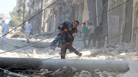 Au milieu des décombres, un homme transporte un blessé. Alep, Syrie. REUTERS / Abdalrhman Ismail