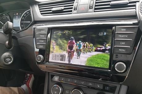 Dans la voiture IAM Cycling, un écran de télévision permet de suivre la course