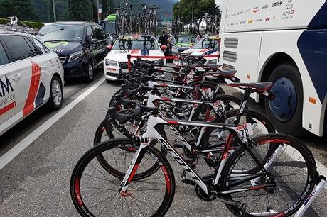 Les vélos de l'équipe IAM Cycling, bien alignés devant le bus