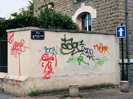 Rennes : il repeint les graffitis pour les rendre lisibles
