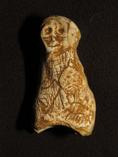 Une figurine sculptée âgée de près de 20000 ans découverte dans la grotte de Foissac
