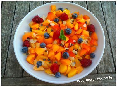 Salade de fruits pêches jaune, abriocts, myrtilles, framboises et amandes et son filet d'huile d'olive au Safran Salade de fruits pêches jaune, abriocts, myrtilles, framboises et amandes et son filet d'huile d'olive au Safran