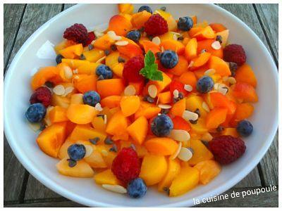 Salade de fruits pêches jaune, abriocts, myrtilles, framboises et amandes et son filet d'huile d'olive au Safran Salade de fruits pêches jaune, abriocts, myrtilles, framboises et amandes et son filet d'huile d'olive au Safran