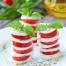 Tomates mozzarella bio : 9 idées de présentations originales Tomates mozzarella : présentez-les en mille-feuilles !
Faites tremper vos rondelles de tomates et de mozzarella dans un bol d' huile d'olive bio légèrement salée puis placez les rondelles en mille-feuilles en les empilant les unes sur les autres. Placez une rondelle de tomate, puis de mozzarella, et ainsi de suite pour former une sorte de colonne gourmande. Pour la faire tenir, n'hésitez-pas à placer un pique en bois à brochette au centre.
Astuce déco : Décorez avec quelques feuilles de basilic pour donner de la couleur au plat.
Astuce gourmande : badigeonnez vos rondelles de tapenade avant de les empiler pour donner encore plus de goût à votre préparation.