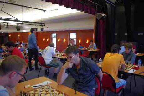 L'estrade de la salle de jeu du tournoi d'échecs de Plancoët avec les premières tables - Photo © Pierre-Jean Allory