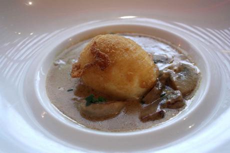 Oeuf mollet frit, crème champignons © P.Faus Oeuf mollet frit, crème champignons © P.Faus