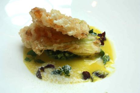 Fleur de courgette frite en tempura, farcie à la ricotta di bufala © P.Faus Fleur de courgette frite en tempura, farcie à la ricotta di bufala © P.Faus