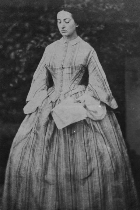 Adèle photographiée par son frère Charles dans les jardins de Hauteville House en 1856 (maison de Victor Hugo)
