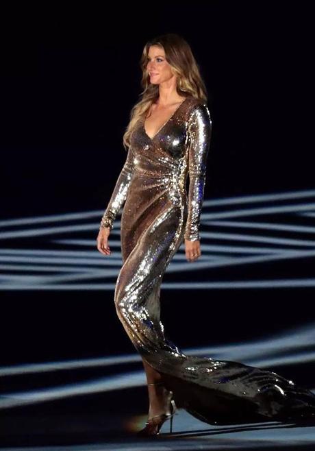 Cérémonie d’ouverture de JO de Rio met en évidence : Gisele et homme huileux Gisele Bundchen parcourt la piste lors des Jeux olympiques de Rio en 2016 cérémonie d’ouverture