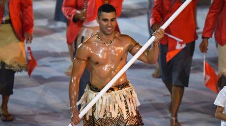 Cérémonie d’ouverture de JO de Rio met en évidence : Gisele et homme huileux The Tongan flag bearer.jpg