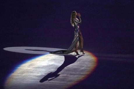 Cérémonie d’ouverture de JO de Rio met en évidence : Gisele et homme huileux Gisele Bundchen Rio Olympiques cérémonie d'ouverture.jpg