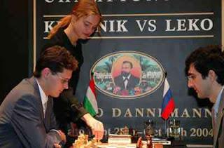 La mannequin russe jouera le premier coup de la 13ème partie du championnat du monde d'échecs 2004 entre Vladimir Kramnik et Peter Leko - Photo © Evgeny Atarov