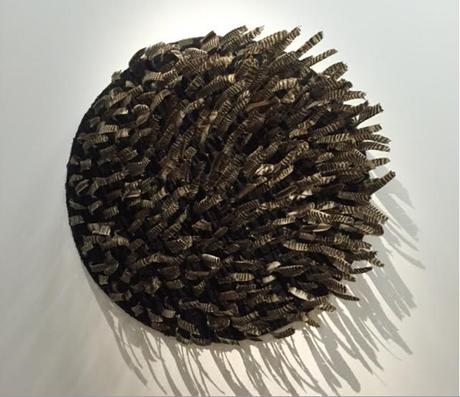 Pino PASCALI, Le penne di Esopo [LES PLUMES D’ESOPE] 1968 profondeur: 35 CM diamètre: 150 CM plumes de dinde, laine d’acier tressé montées sur planche de bois 
