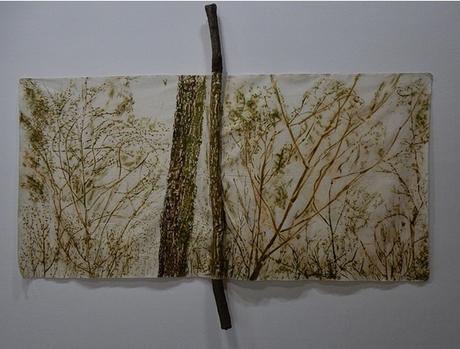Giuseppe Penone, Il verde del bosco con ramo, 1987. Sève et chlorophylle sur toile de coton, branche d’arbre, tissu, 183,5 x 237 x 10 cm 