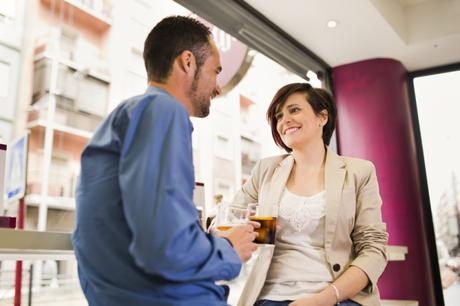 Chercher et partager des activités d’allocution transformera votre leçon Couple in bar having date, eating and drinking with ambient window lights