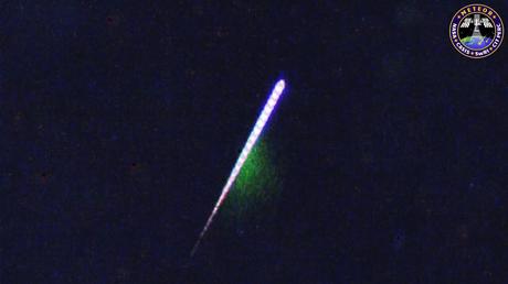 Image réalisée le 30 juillet 2016 à bord d’ISS, montre un bolide de l’essaim des Delta Aquarides (lié à la comète de Halley), une des 12 grandes pluies d’étoiles filantes de l’année - crédit photo : NASA