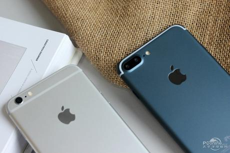 L'iPhone 6s Plus (à gauche) et le présumé iPhone 7 Pro (à droite).