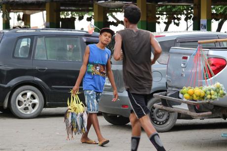 Le Timor Oriental avec des enfants
