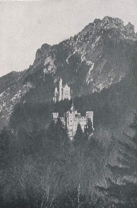 Photographie: les châteaux de Hohenschwangau et de Neuschwanstein en enfilade (avant 1904)