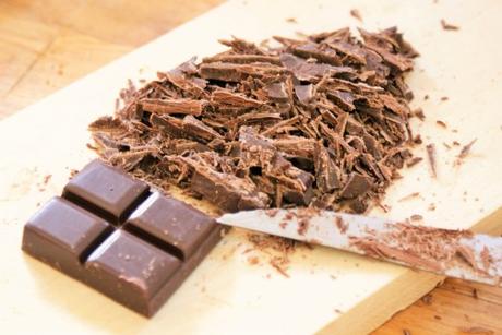 Chocolat râpé au couteau pour la préparation des cookies moelleux au chocolat © Balico & co