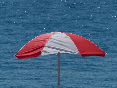 parasol 5 activités à faire à la plage quand il fait chaud.