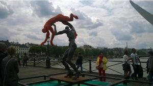 Carnets de voyage de l’Aica Sud Caraïbes n° 6, Paris en juin : le pont des arts, JR , le 104 La passerelle enchantée - sur le Pont des Arts 19 juin 2016, photo JS