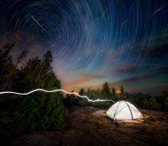 Malgré des passages nuageux, les Perséides furent nombreuses dans le ciel du massif des Adirondacks, dans l’état de New York, au cours de la nuit du pic d’activité 2016 de l’essaim météoritique, du 11 au 12 août. Très beau filé d’étoiles à l’arrière-plan. © Derek Kind