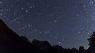 Le 13 août, en fin de nuit, les Perséides se bousculent dans le ciel limpide de la région de Claut (province de Pordenone, Italie) au pied des Alpes italiennes. © Enrico Finotto
