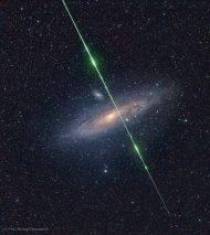 Alors que l’astrophotographe réalisait un portrait de notre grande voisine galactique, la galaxie d’Androïde (M31) située à quelque 2,3 millions d’années-lumière de la Voie lactée, un météore pas plus gros qu’un grain de riz fendait le ciel, juste devant, à seulement plus d’une centaine de kilomètres au-dessus du sol terrestre. Cela s’est produit au cours de la nuit du maximum d’activité des Perséides mais son orientation suggère qu’il pourrait s’agir d’une Delta Aquarides du sud. © Fritz Helmut Hemmerich