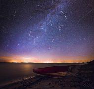 Le ciel de Nykøbing Mors, au Danemark, constellé d’étoiles et zébré de Perséides, devant la Voie lactée. Image prise le 12 août 2016. © Ruslan Merzlyakov