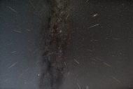 Image composite centrée sur le radiant des Perséides, dans le ciel d’Anglesey, à l’ouest du Royaume-Uni. À l’arrière-plan, on distingue la trace délicate de la Voie lactée (traversant ici les constellations de Persée et de Cassiopée). Une tache granuleuse près du centre est le double amas de Persée et celle, oblongue et jaune visible en haut à droite n’est autre que la Galaxie d’Andromède (M31), notre voisine. © Kev Lewis