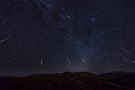 Le ciel au-dessus de Foutain Hills, en Arizona, saupoudré de Perséides, le 12 août 2016. En haut à gauche, un peu à l’écart de la Voie lactée, on reconnait l’amas d’étoiles des Pléiades. © Mike Ince